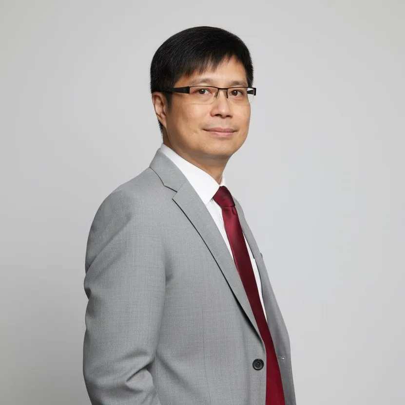 Professional headshot of 张世伟